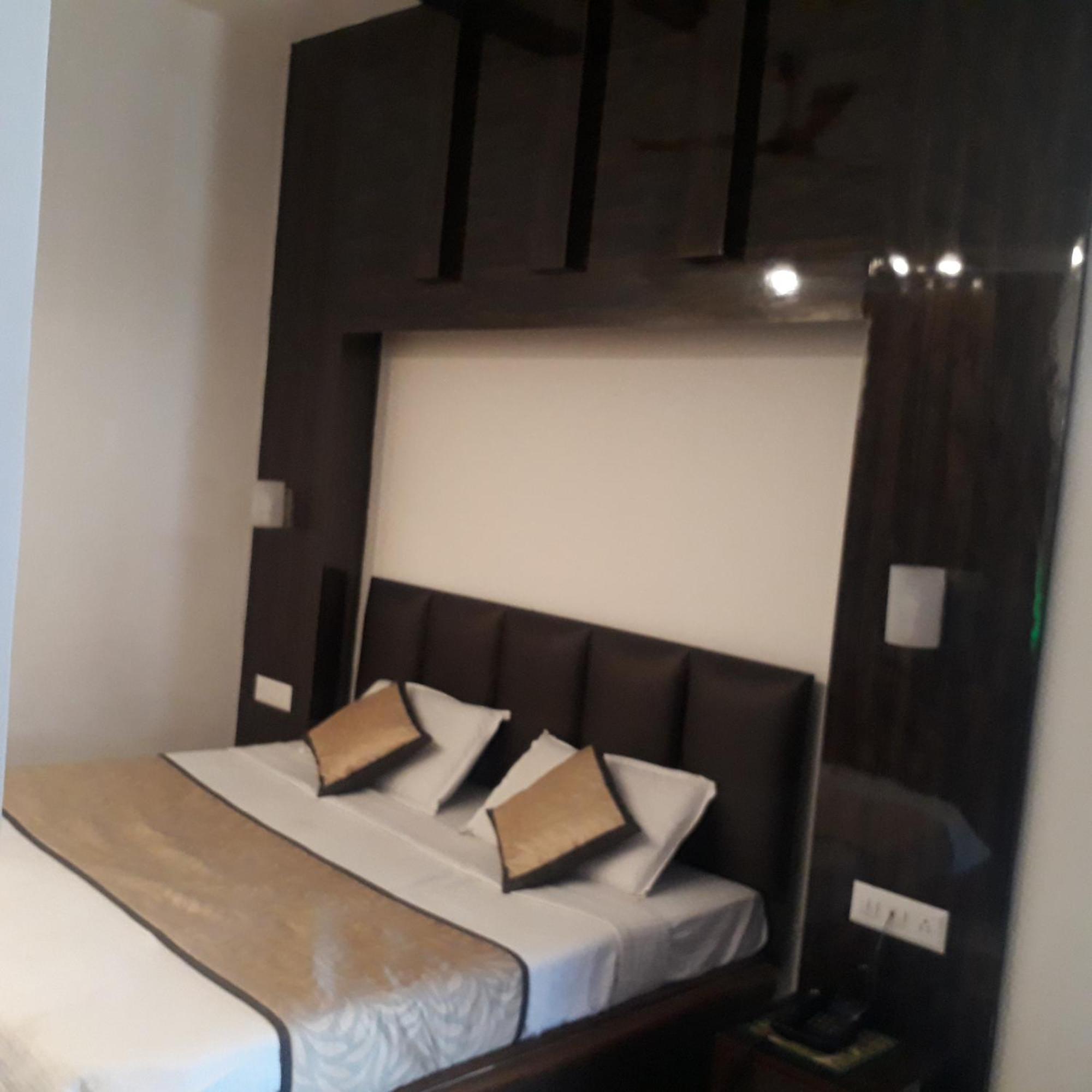 Hotel Ur Prayagraj Ngoại thất bức ảnh